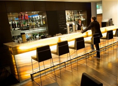Ramada by Wyndham Dresden: Bar/Lounge